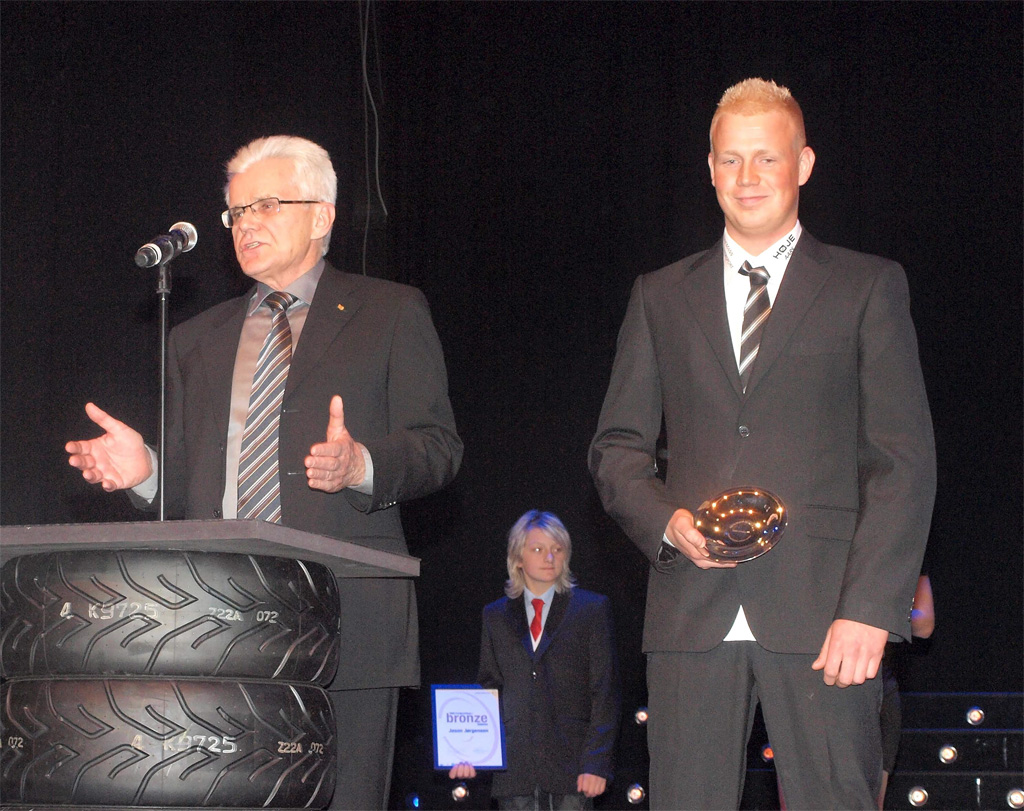 Ulrik Linnemann blev hædret som ÅRETS MOTORSPORTSTALENT OFF ROAD af DASU’s præsident: C.C. Hansen ved Dansk Motorsport Award 2011
(Foto: Åge Keseler Kirketerp)